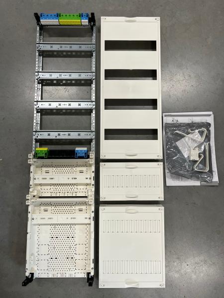 Hager ZU37VT4APZ2 Verteilerfeld, univ.Z, H:1050mm, VT 4-reihig, 1-feld., 300mm APZ unten u. 1x RFZ